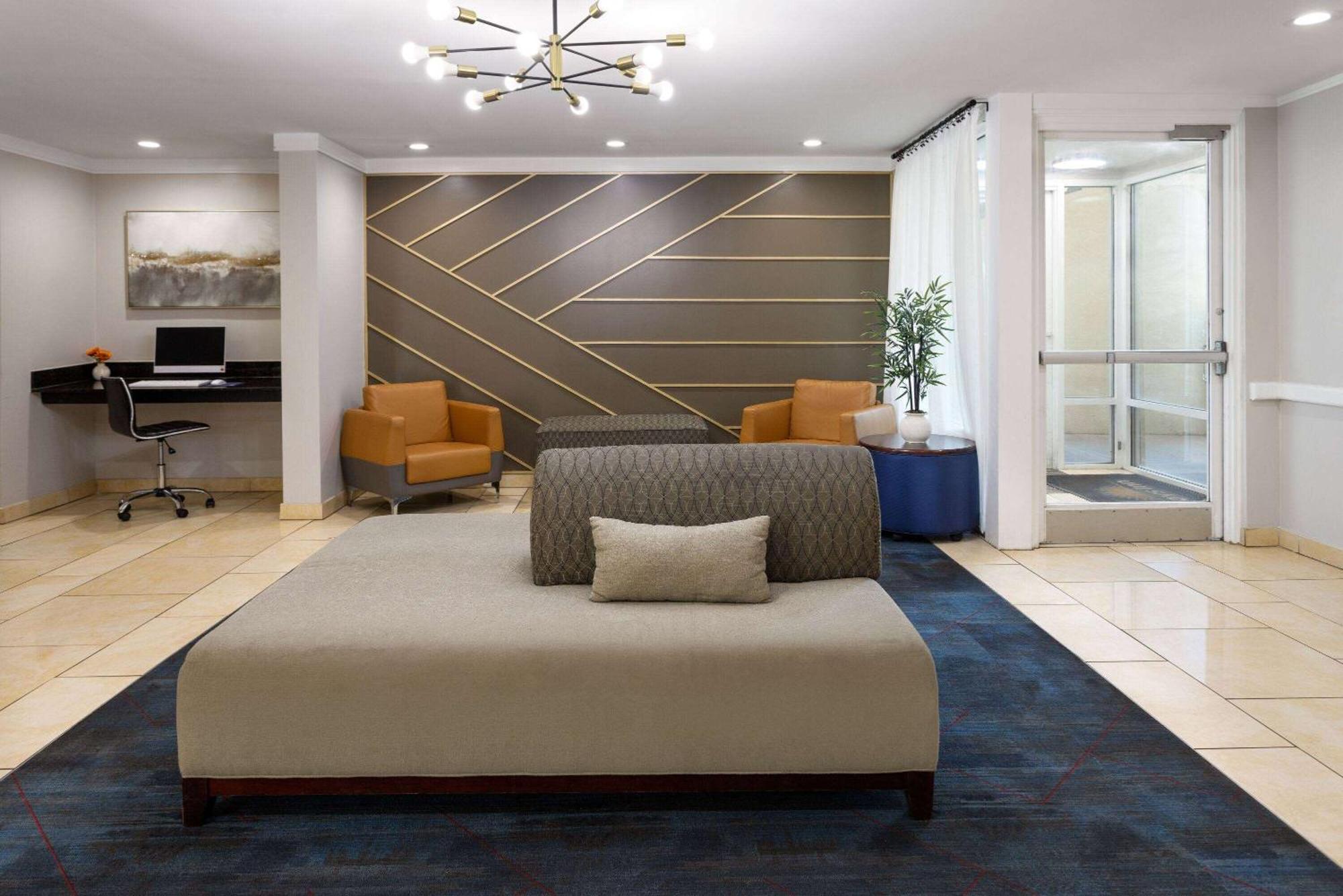Days Inn By Wyndham Florence Near Civic Center Bagian luar foto