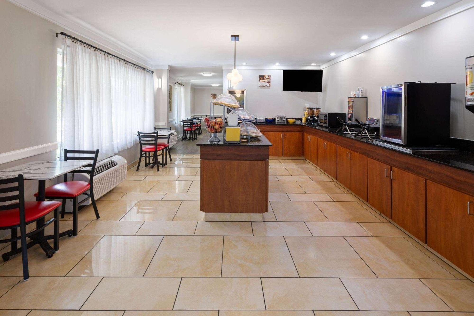 Days Inn By Wyndham Florence Near Civic Center Bagian luar foto